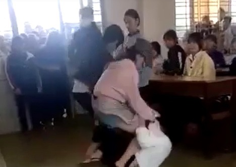 Phụ huynh lao vào trường đánh học sinh ảnh 1 Phu huynh lao vao truong danh hoc sinh anh 1