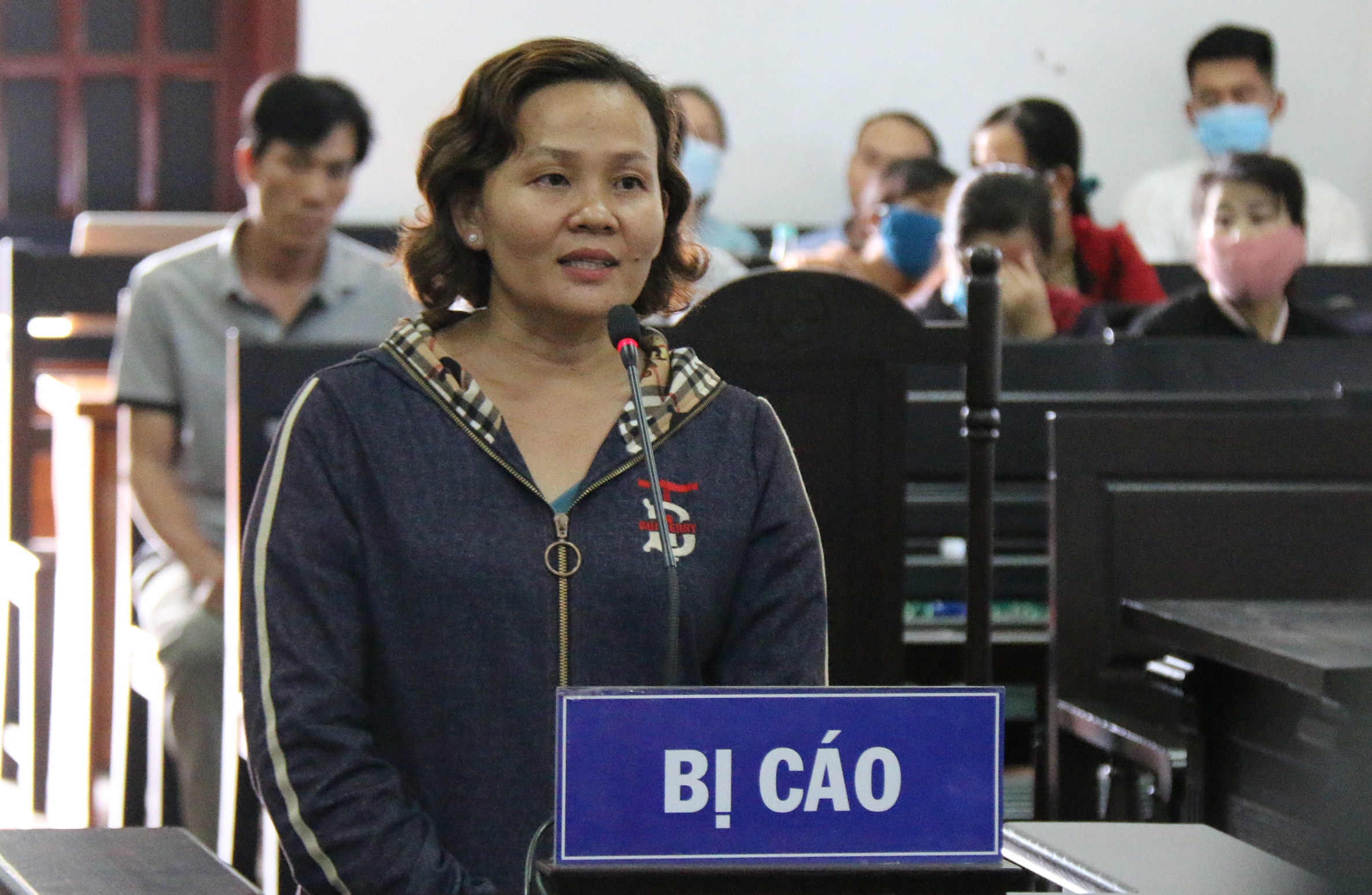 Bi cao trong duong day san xuat xang gia khai bi ep cung hinh anh