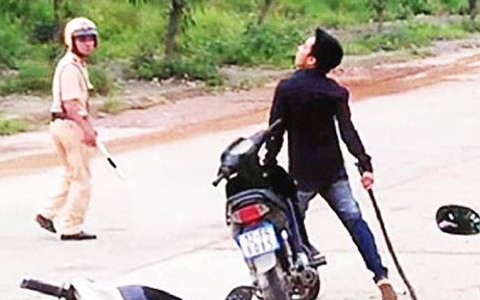 Hai CSGT bi chem khi khong che thanh nien hinh anh