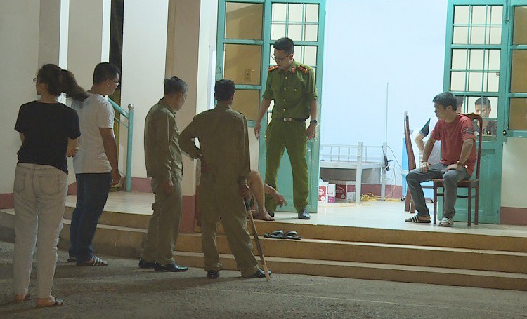 Nhom nguoi danh tai xe taxi, chong doi cong an hinh anh