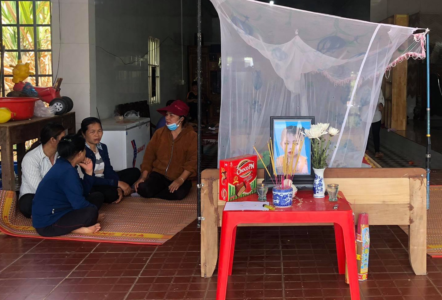 Be gai 4 tuoi tu vong vi an vat giong keo mut hinh anh