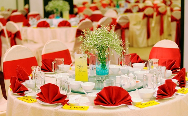 Hon 100 nguoi ngo doc sau khi an cuoi hinh anh