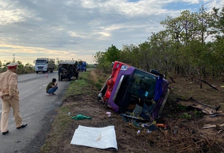 Lat xe khach tren quoc lo anh 1