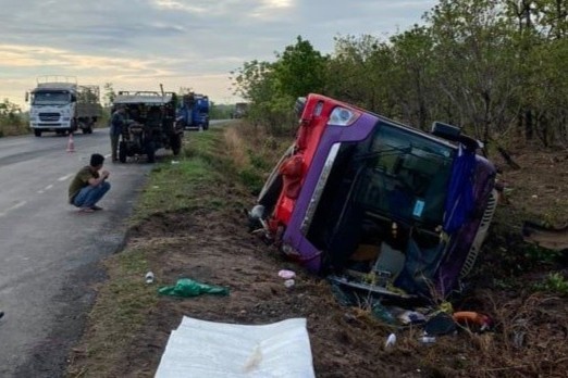 Lat xe khach, 31 nguoi bi thuong hinh anh