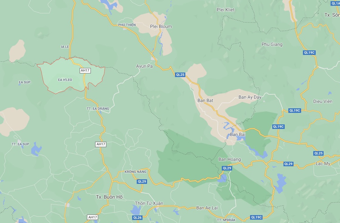 Lat xe khach tren quoc lo anh 2