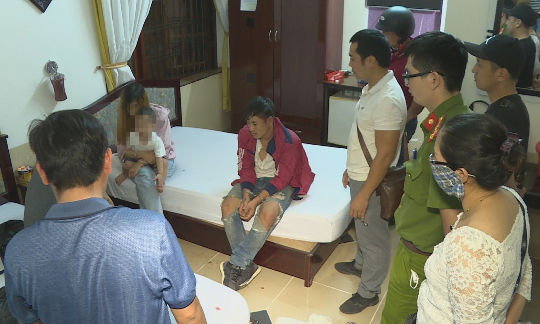 Vay bat doi nam nu su dung ma tuy, nam canh sat bi dam hinh anh