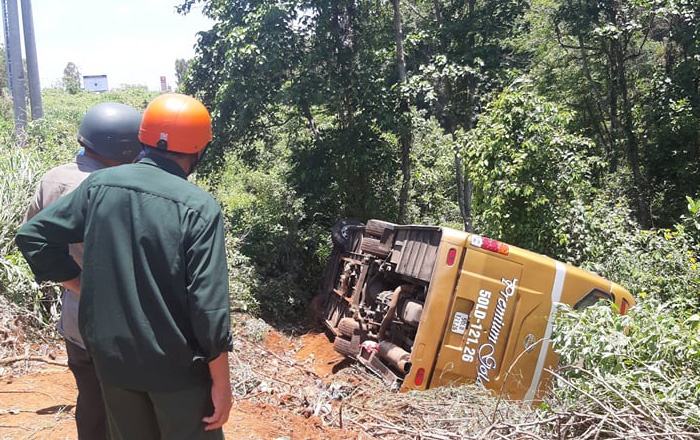 Xe khach lao xuong vuc, 22 nguoi thoat chet hinh anh