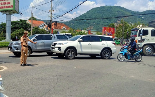 Dieu tiet phuong tien qua deo Con O de giai toa quoc lo 20 hinh anh