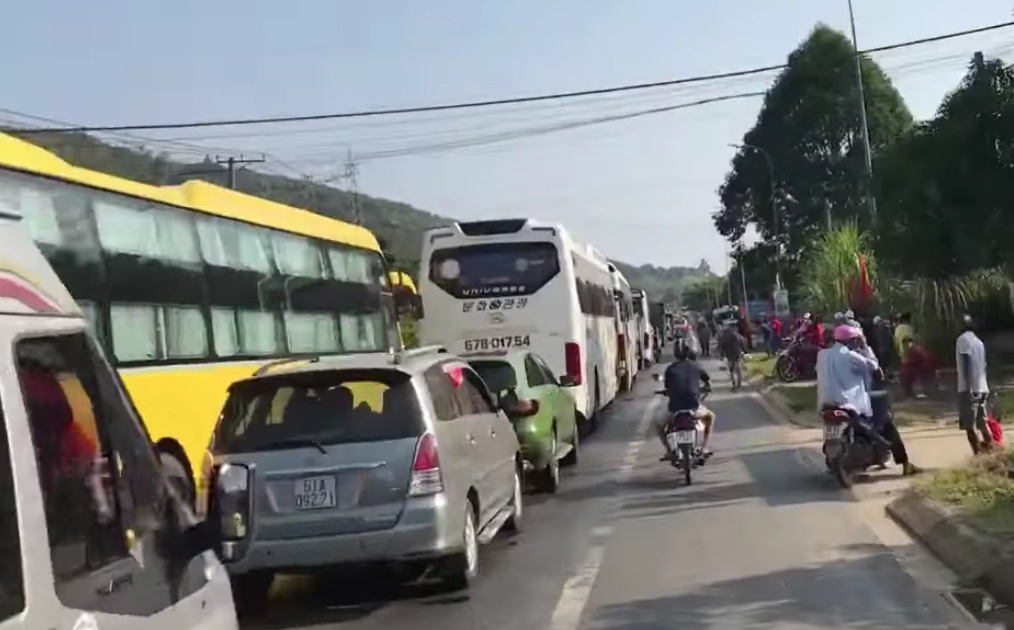 Du khach do ve Da Lat, deo Bao Loc ket cung hinh anh