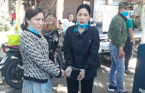 Bat nhom moc tui du khach o cho dem Da Lat hinh anh