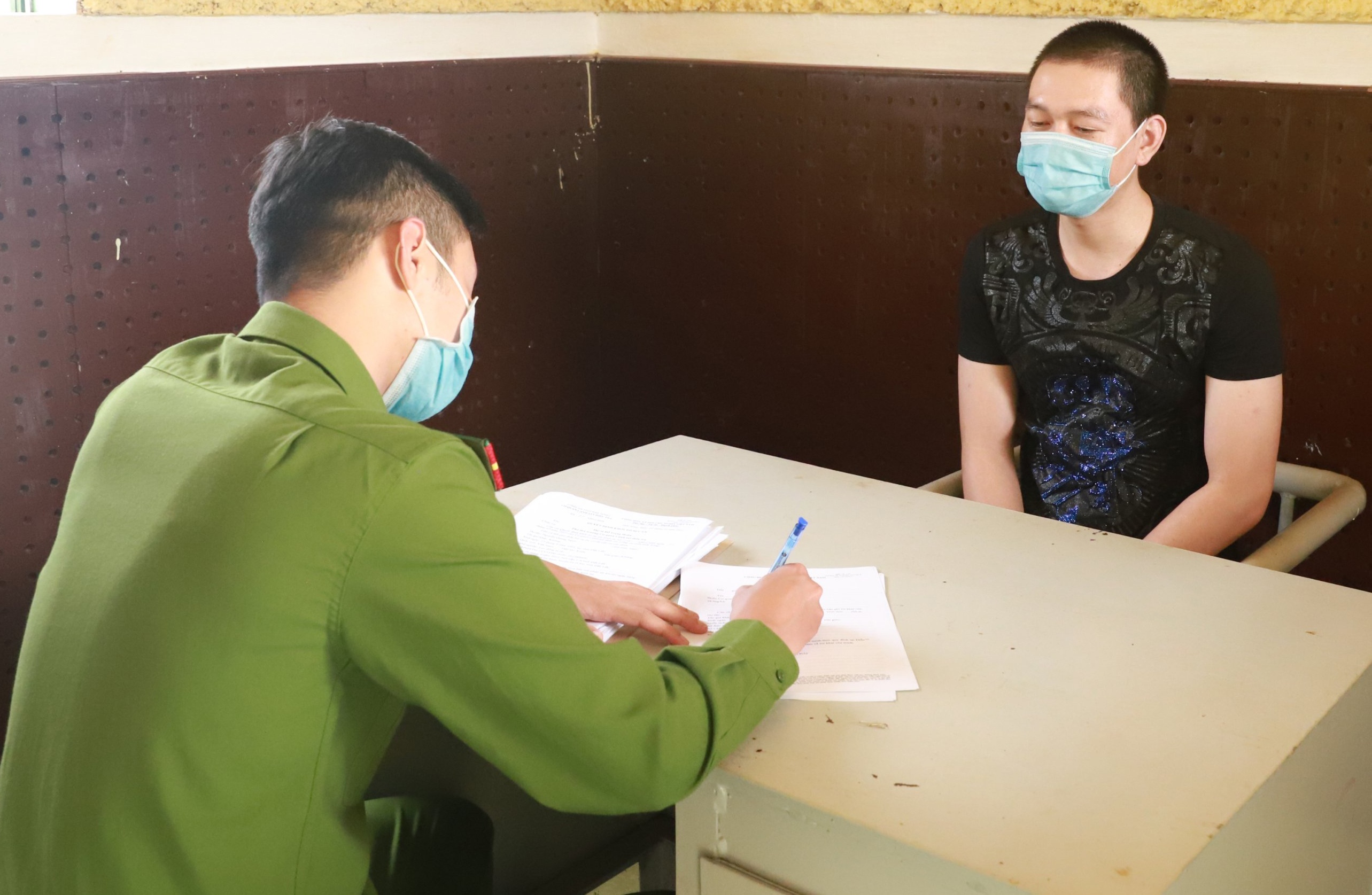 Pha duong day mua ban cau thu ao, chiem doat 34 ty hinh anh