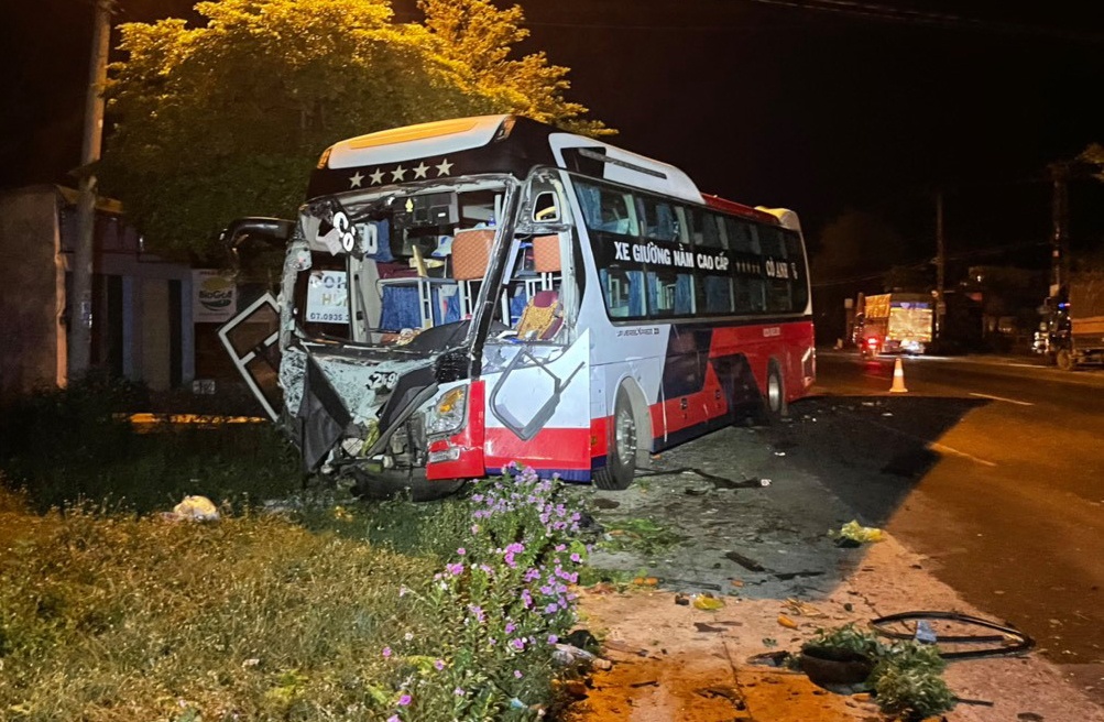 Oto tai tong truc dien xe khach, mot nguoi chet hinh anh