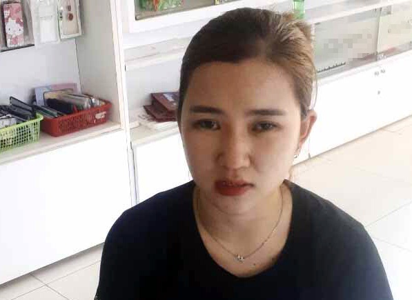 Nhan vien tu van ban hang trom 17 dien thoai di dong hinh anh