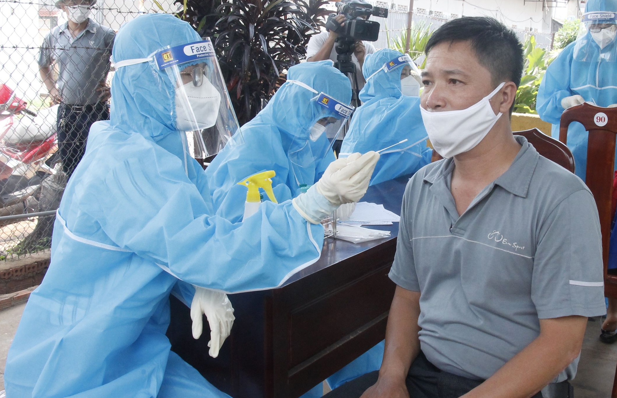 Hai người dương tính với SARS-CoV-2. ảnh 1 Hai nguoi duong tinh voi SARS-CoV-2. anh 1