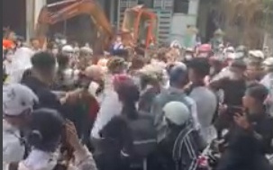 Hai nhom hoc sinh danh nhau anh 1