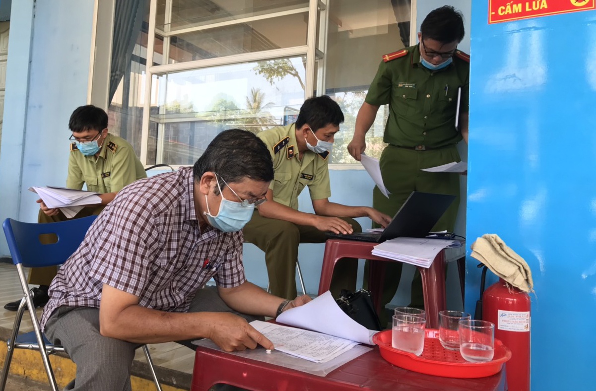 Cua hang xang dau khong phep anh 1