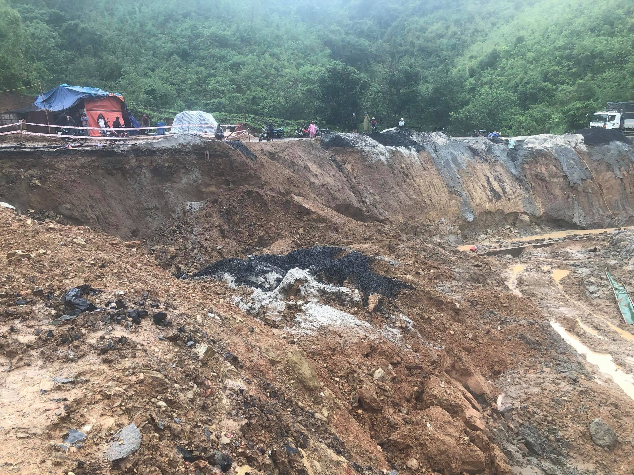 Mua lon khien 2 xa o Dak Lak sat lo, chia cat hinh anh