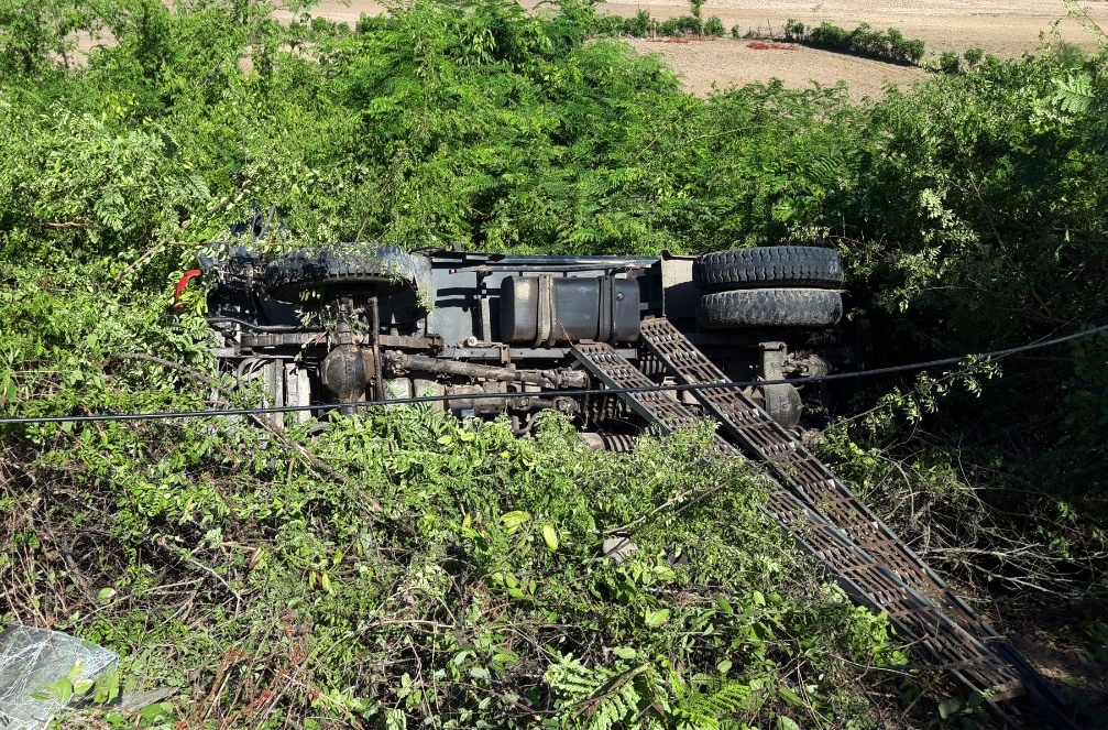 Tam giam nguoi nem da khien xe tai lao xuong vuc hinh anh