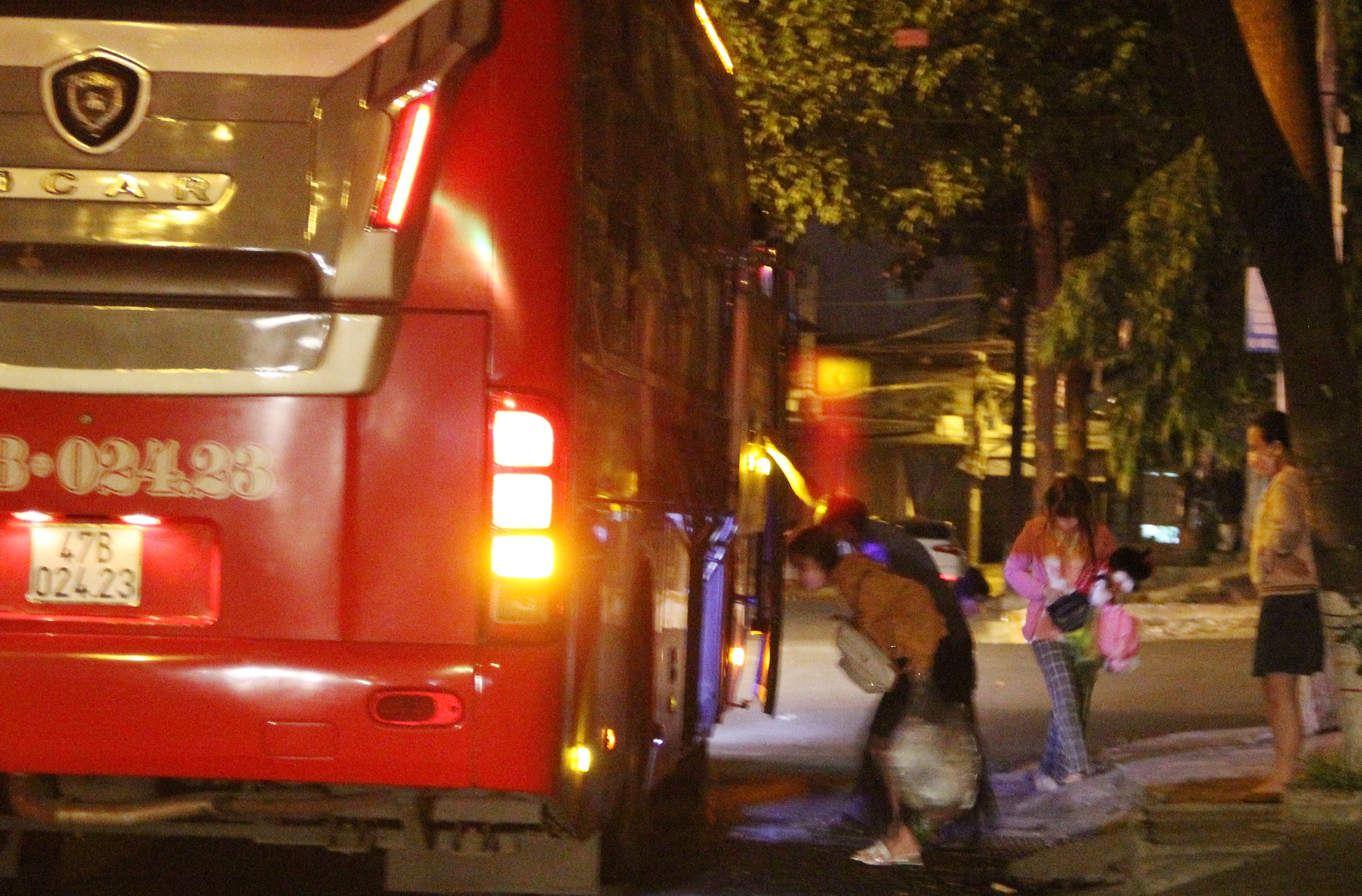 Xe khach tu TP.HCM van cho nguoi ve Dak Lak hinh anh