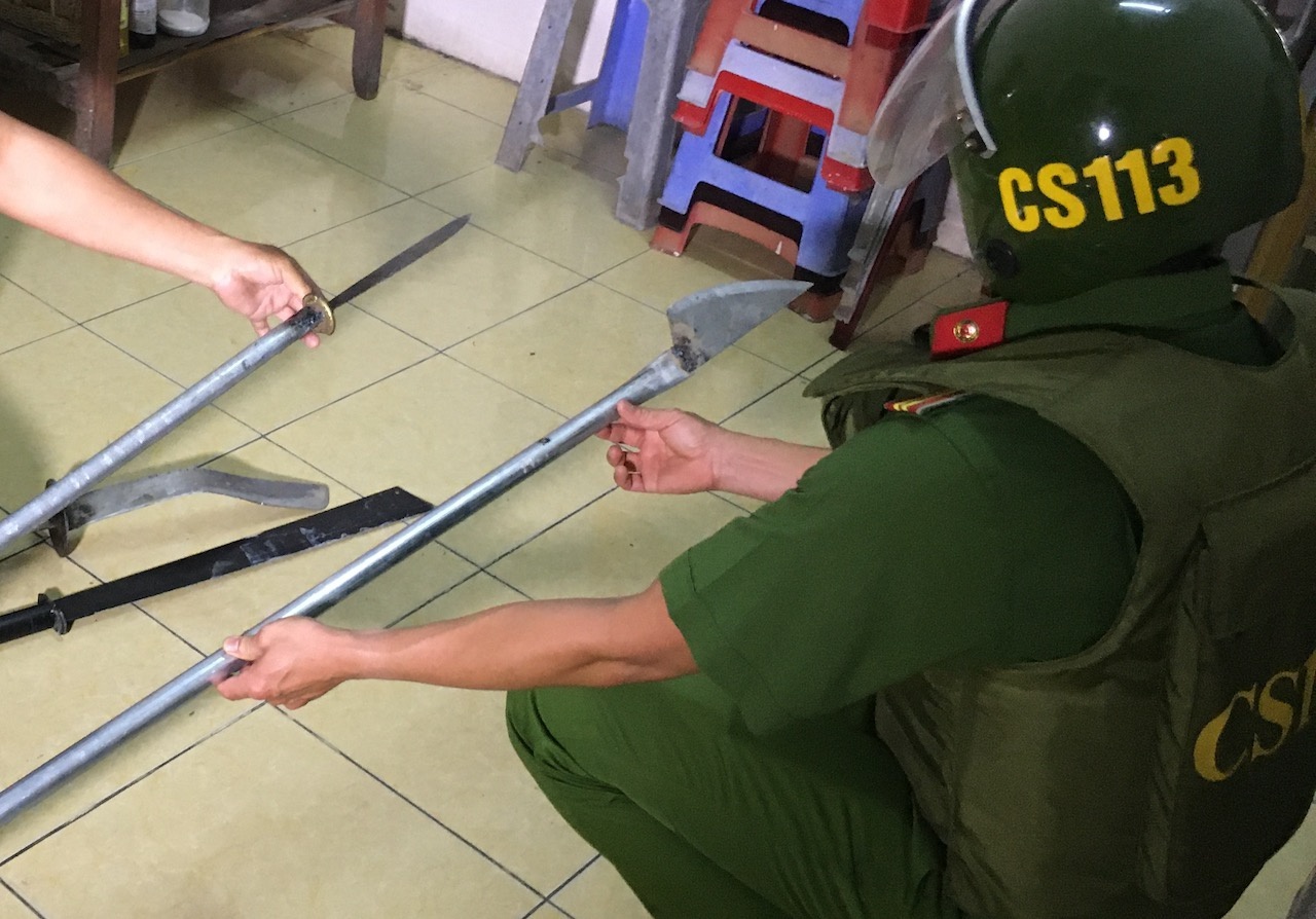 15 nguoi mang hung khi di giai quyet mau thuan hinh anh