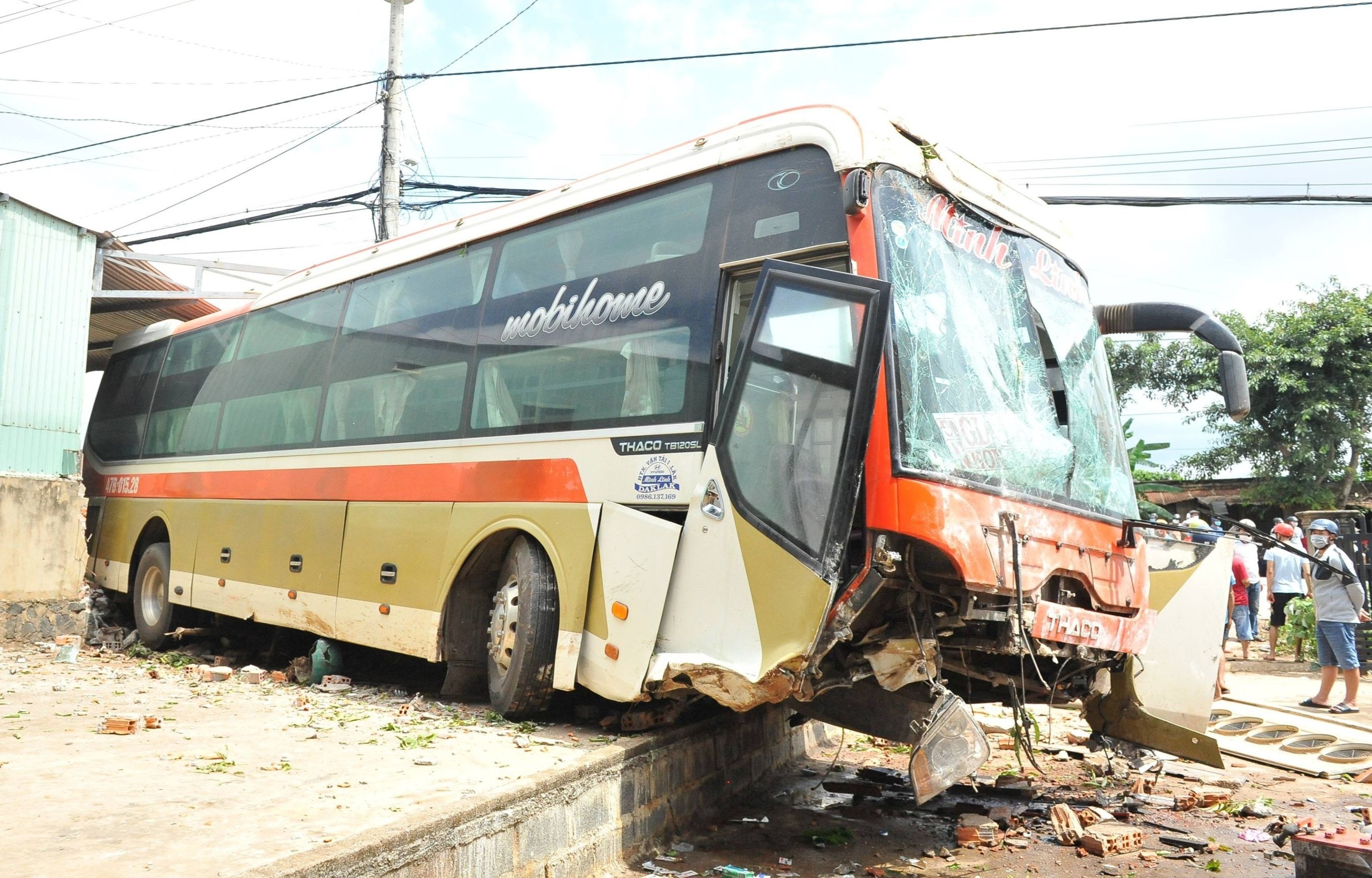Xe tai gay tai nan lien hoan, 2 nguoi chet, 5 nguoi bi thuong hinh anh
