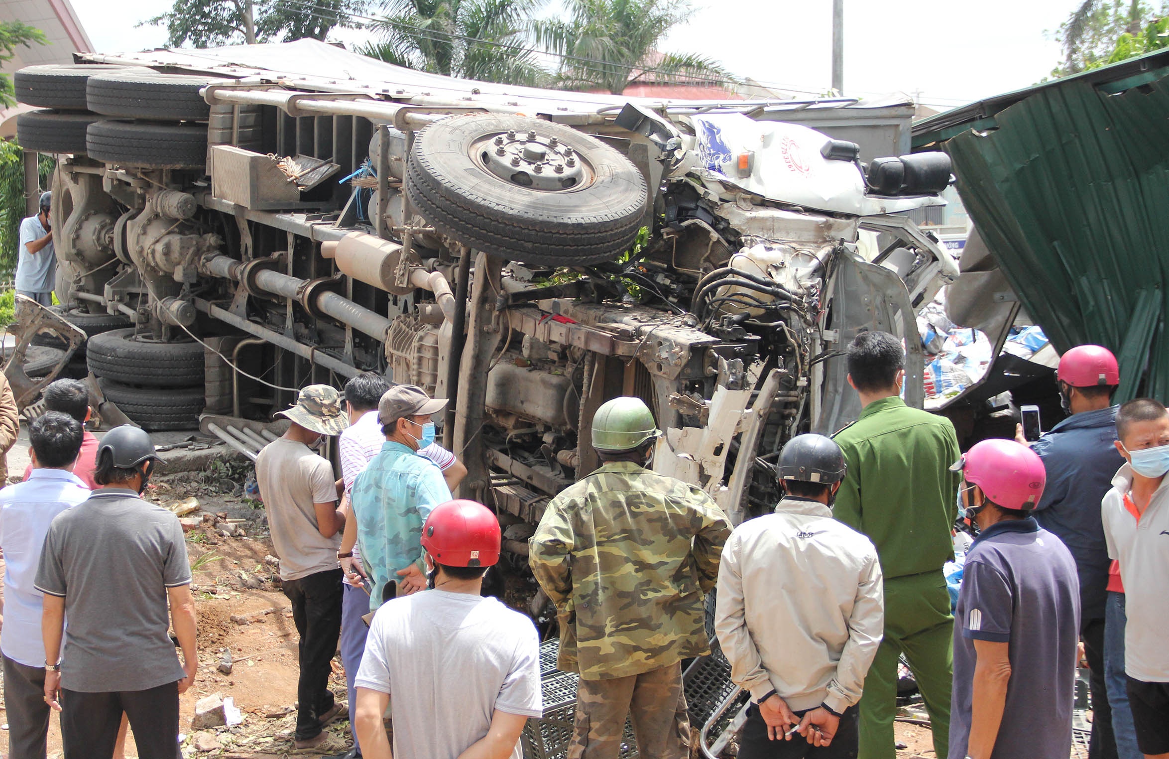 Hien truong vu tai nan lien hoan lam 2 nguoi chet hinh anh