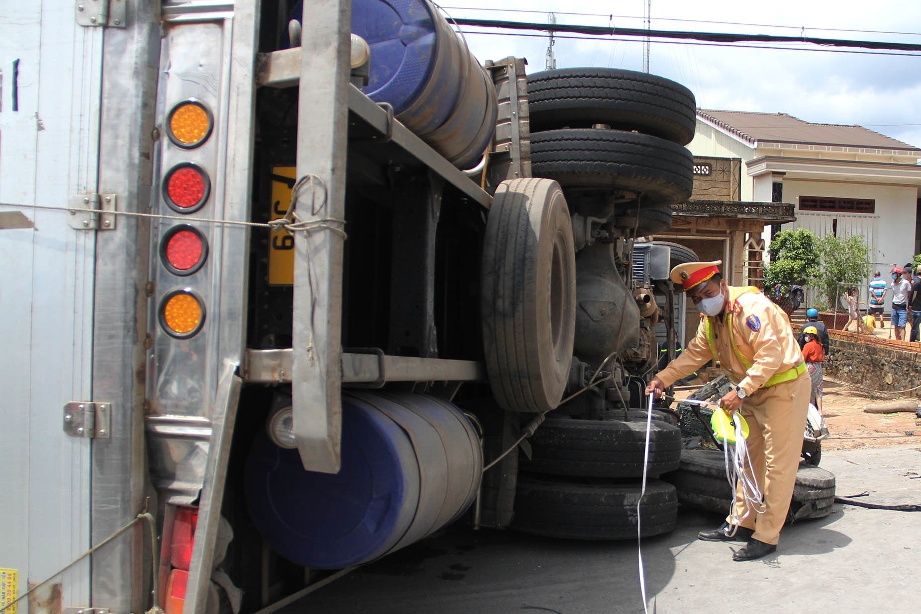 'Nan nhan nam la liet duoi dat sau tai nan lien hoan' hinh anh