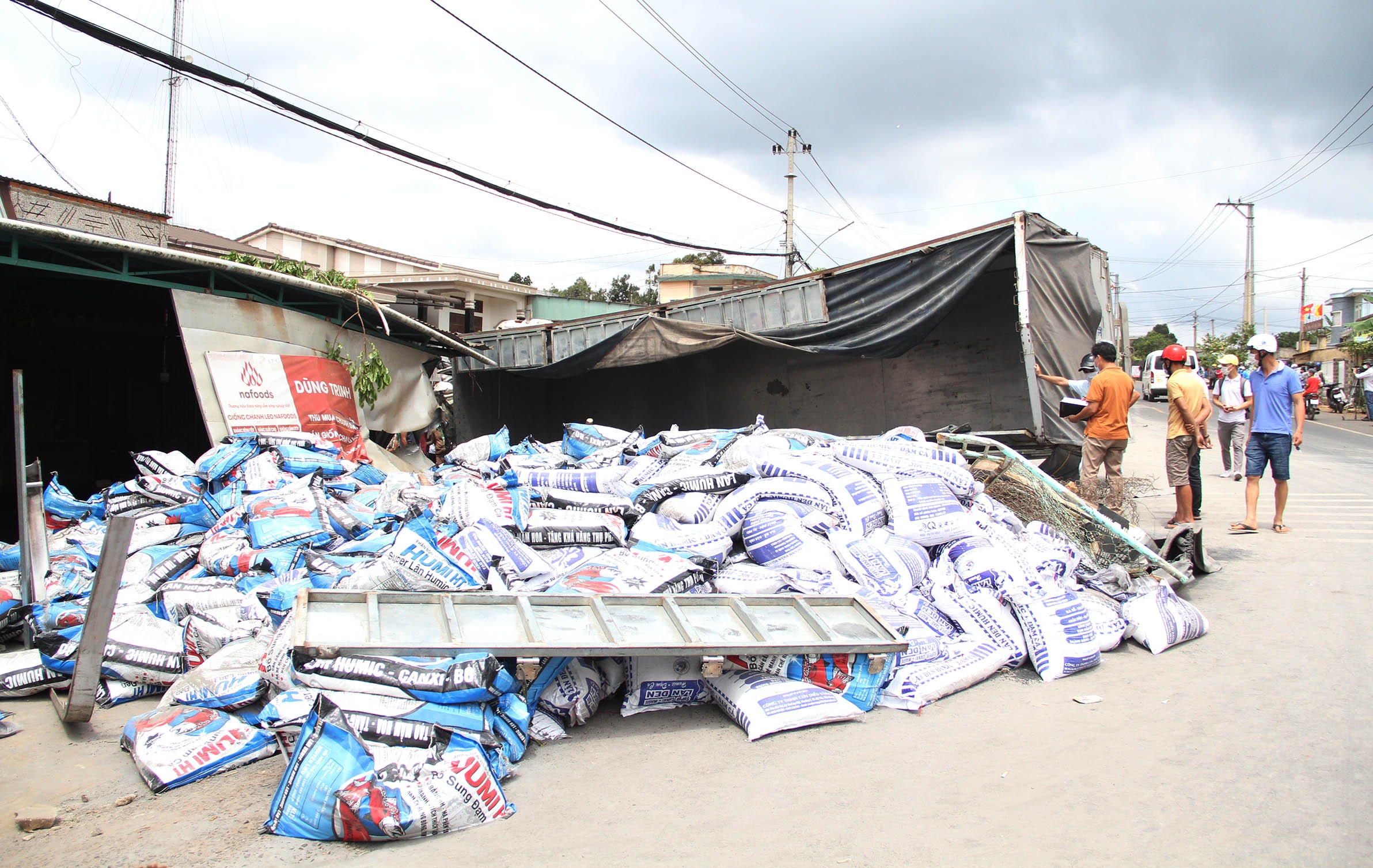 xe tai gay tai nan lien hoan anh 8