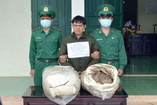 Nguoi dan ong van chuyen gan 100 kg thuoc no hinh anh