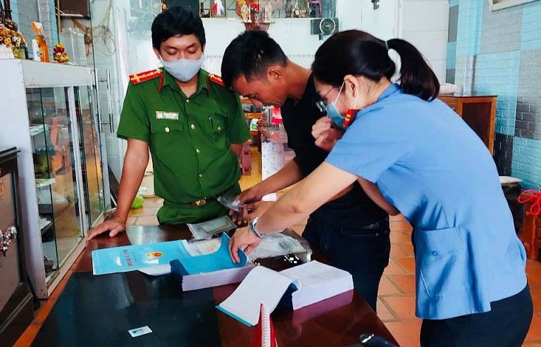 Cho vay nang lai, nu chu tiem cam do bi khoi to hinh anh