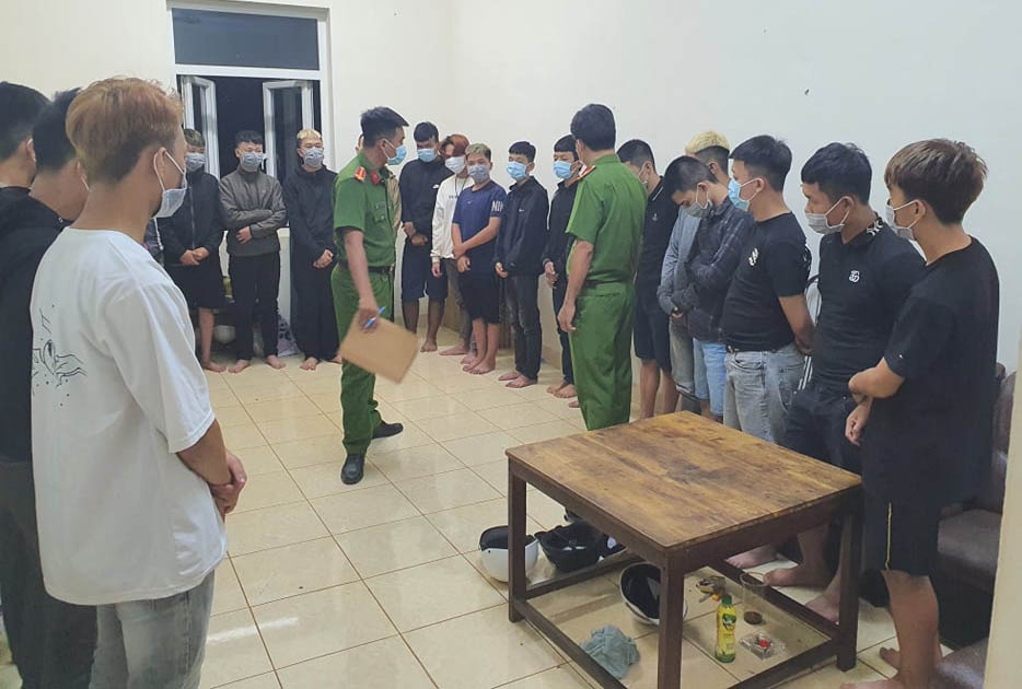 Hai nhom thanh nien hon chien anh 1