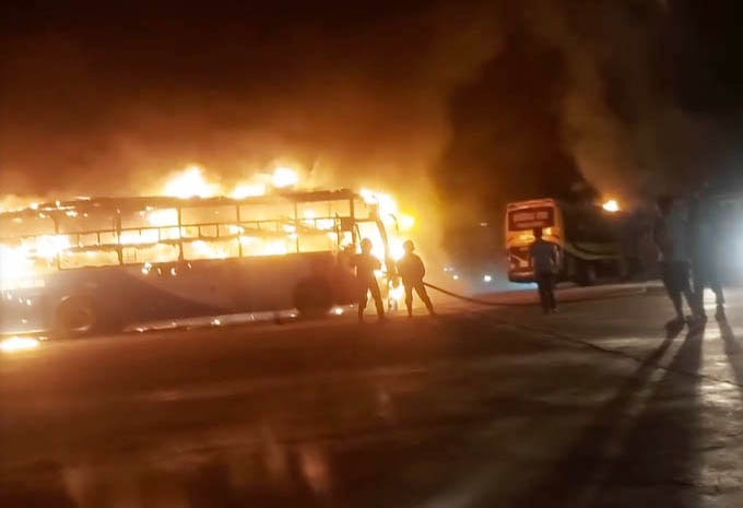 Oto giuong nam chay rui khi do o ben hinh anh