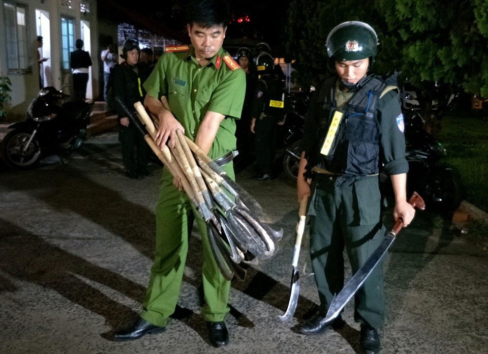 Hang chuc thanh thieu nien mang dao, bom xang hen nhau hon chien hinh anh