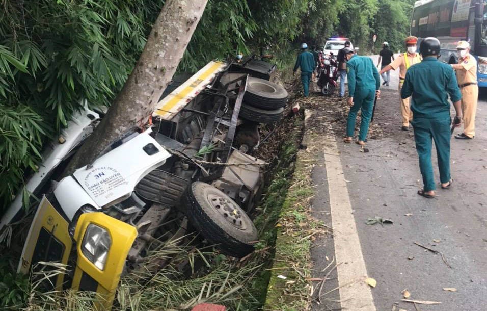 Lat xe tren deo Bao Loc, 2 nguoi tu vong hinh anh