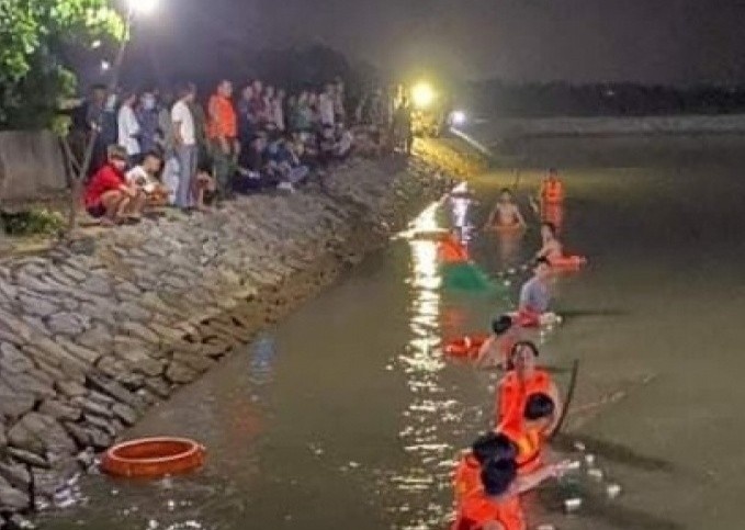 3 chau be tu vong duoi ho nuoc tuoi ca phe hinh anh