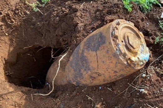 Phat hien qua bom dai hon 1 m hinh anh