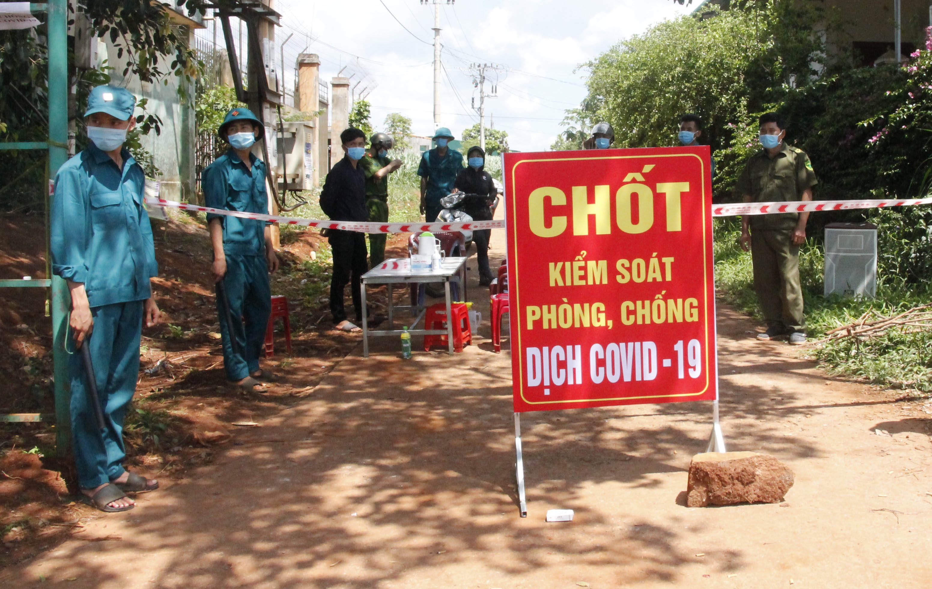 Dinh chi cong tac 2 lanh dao xa vi de dan to chuc dam tang hinh anh