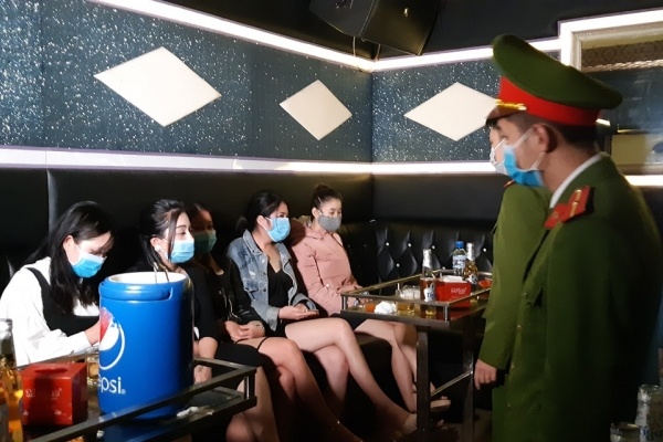 Phat 2 quan karaoke mo cua trong mua dich hinh anh