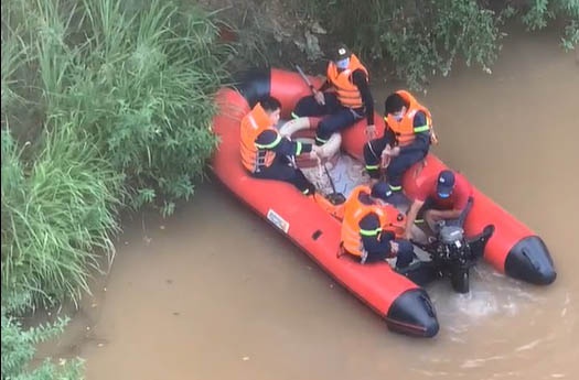 Nam thanh nien nhay cau Serepok hinh anh