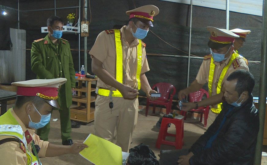 Nguoi dan ong tang tru 2 khau sung anh 1