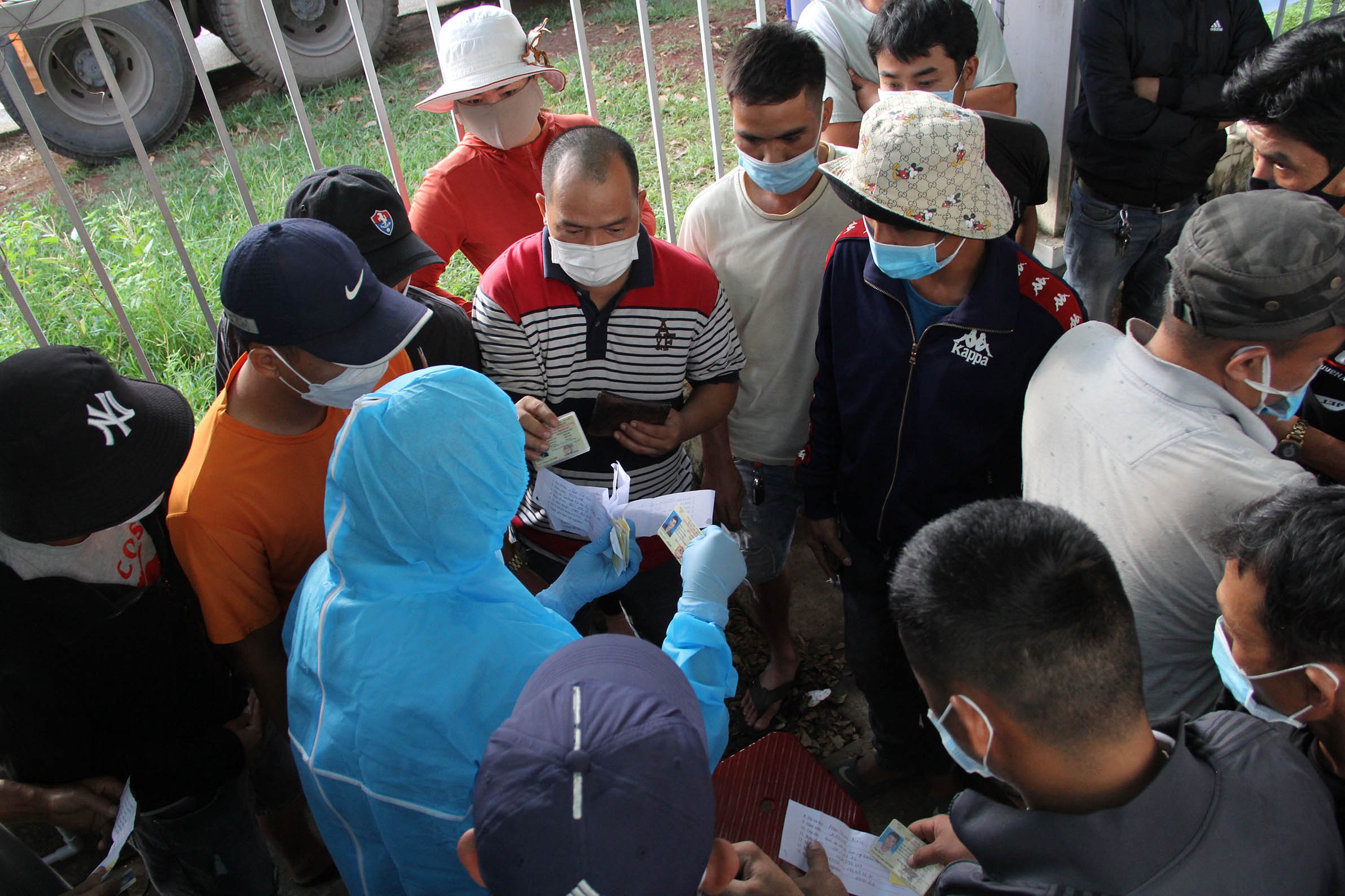 Tai xe xep hang test nhanh Covid-19 o Buon Ma Thuot hinh anh