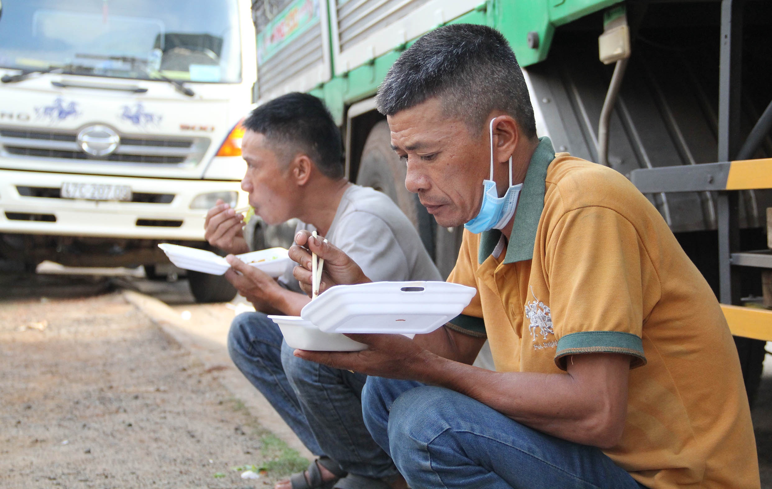 Test nhanh Covid-19 doi voi tai xe anh 2