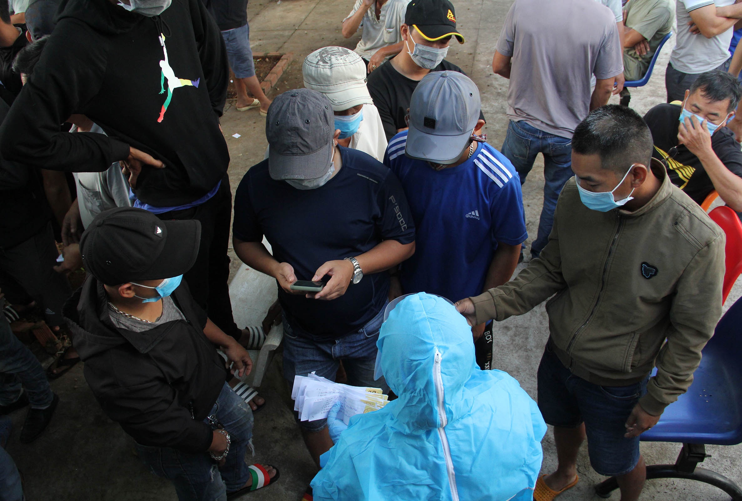 canh tu 2h sang de duoc test nhanh Covid-19 anh 1