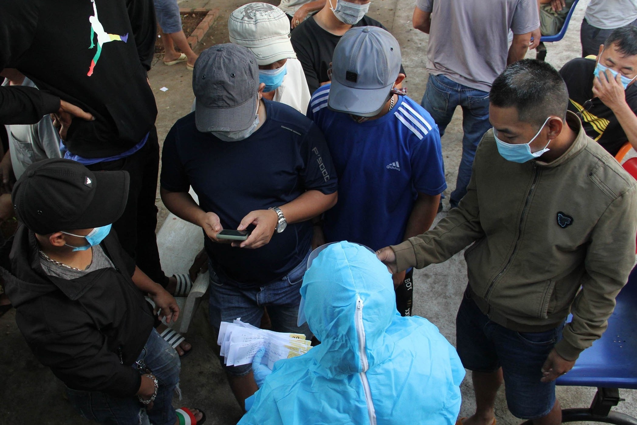 Tai xe canh tu 2h sang de duoc test nhanh Covid-19 hinh anh