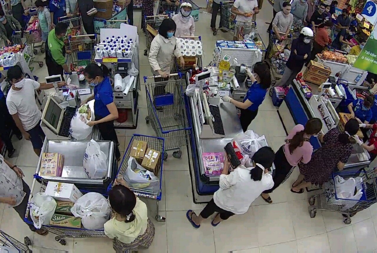 Nguoi dan Buon Ma Thuot do xo mua hang tich tru hinh anh