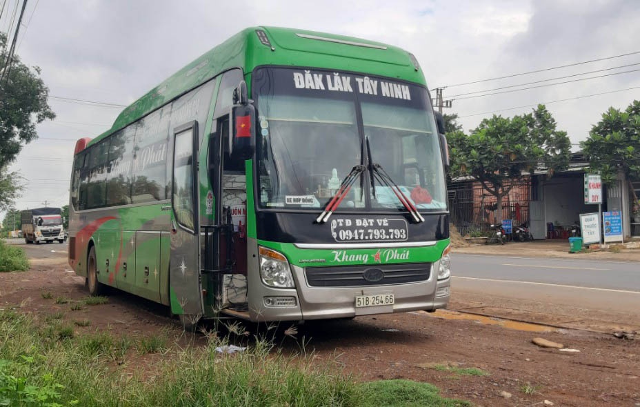 Bat chap lenh cam, xe 43 cho cho 60 nguoi ve tu vung dich hinh anh