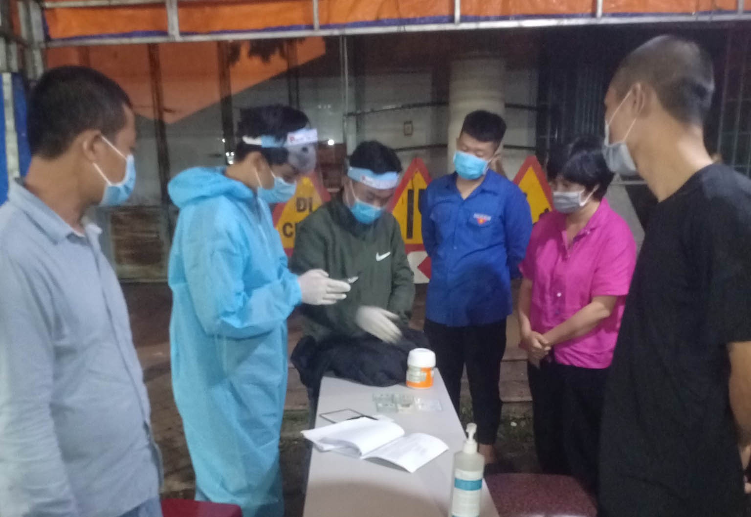 De quen tui xach co 240 trieu dong tai chot kiem dich hinh anh