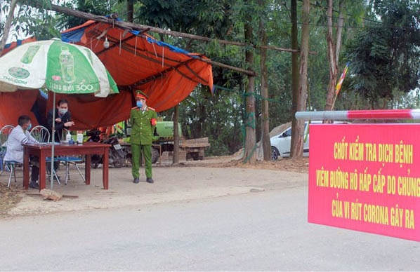 Tam giu 2 thanh nien 'thong' 5 chot kiem soat dich hinh anh