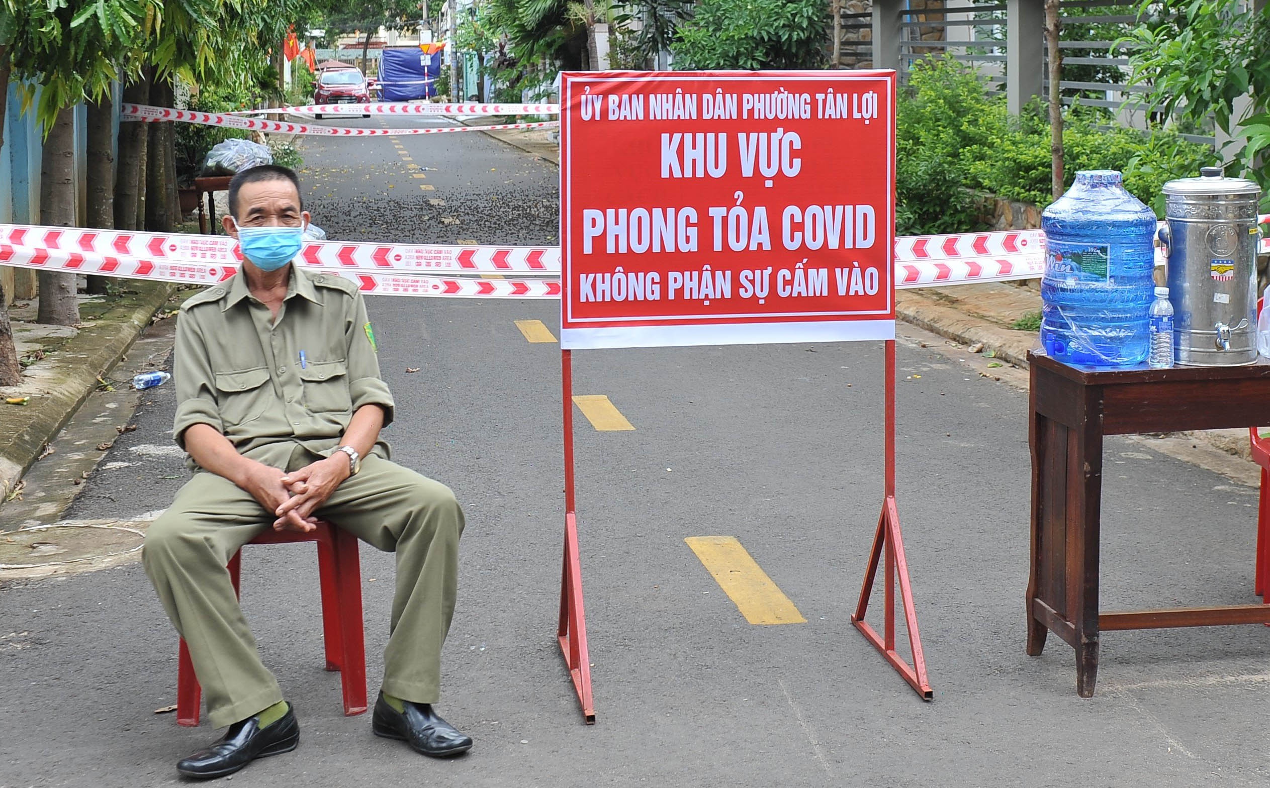 Nhan vien nha xe lay benh anh 1