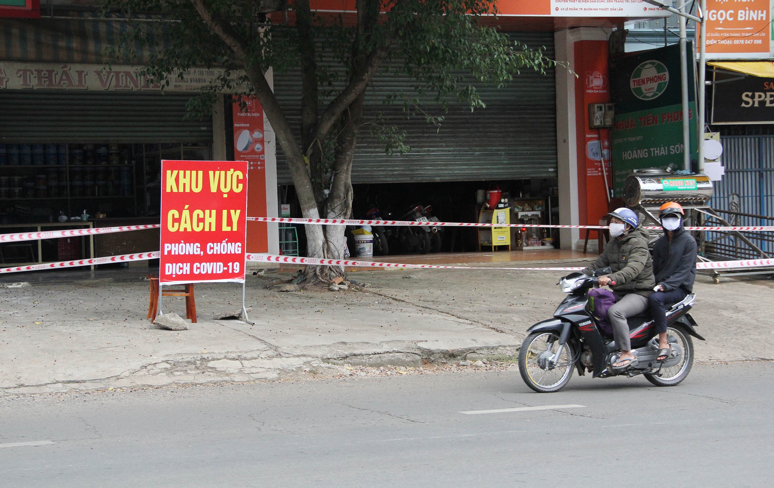 Bi thu xa bi dinh chi chuc vu vi roi dia phuong dot gian cach hinh anh